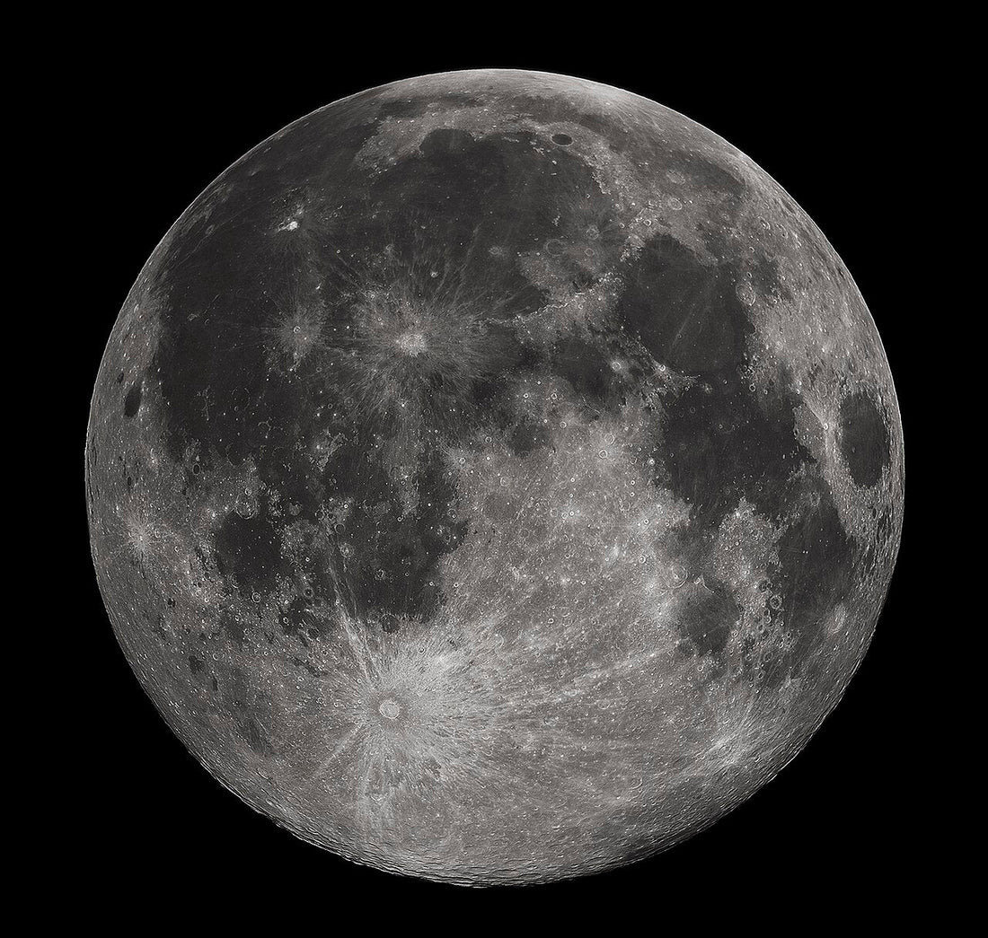 Volle maan aan een donkere nachtelijke hemel, een rustig beeld dat de nacht en slaap symboliseert