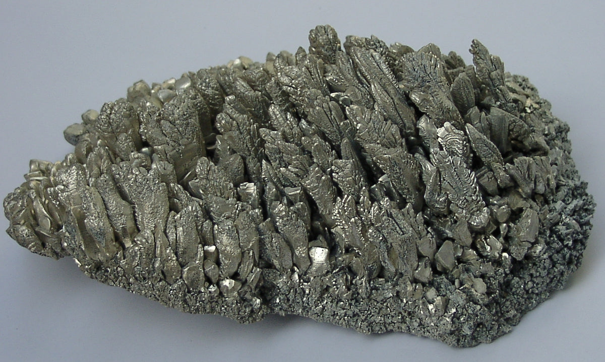 Ruwe kristallen van het element magnesium