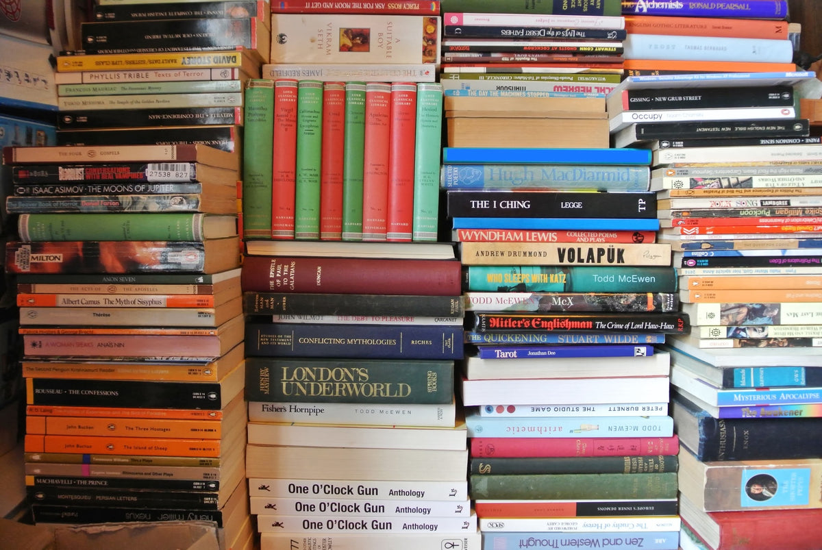 Stapel opengeslagen boeken, symbool voor leren en studeren